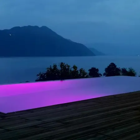 Tiny-house-pool-lake Capsule hotel *